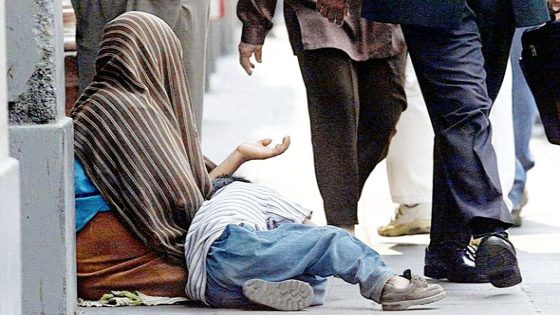 آفة التسول تؤرق أصحاب المحلات والزبائن بالعيون