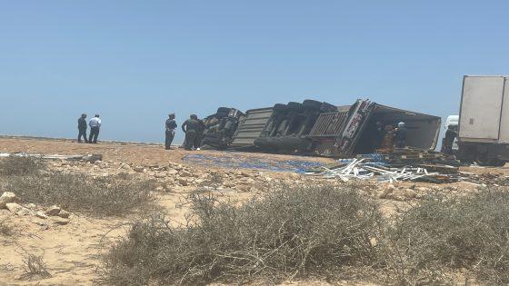 انقلاب شاحنة يتسبب في خسائر مادية وإصابة