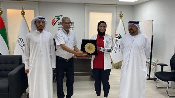 نادي أبوظبي لألعاب القوى يكرم عبد الله جداد مؤسس المارطون بالصحراء