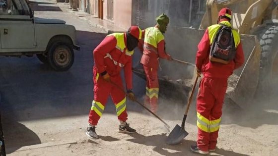 مصالح جماعة العيون تواصل حملات تنظيف الشوارع و الأزقة التابعة لنفوذ الملحقة الجماعية الخامسة