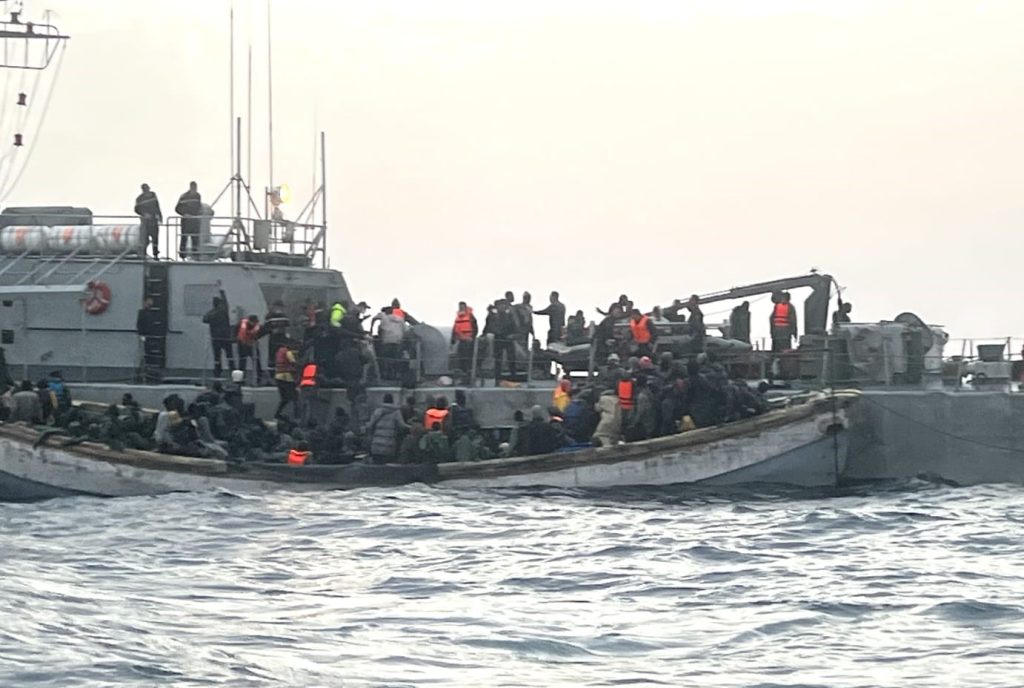 الجيش يتدخل لإنقاذ قارب جانح جنوب بئر كندوز