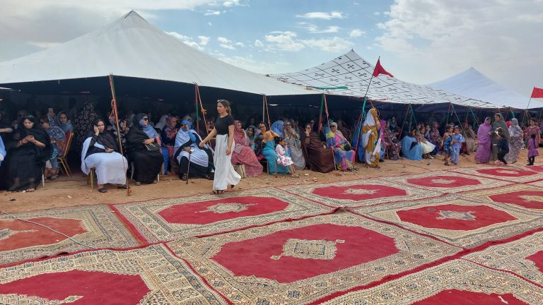 ساكنة الداخلة تتحدى تهديدات البوليساريوا وتحتفي بعيد الإستقلال قرب الجدار العازل