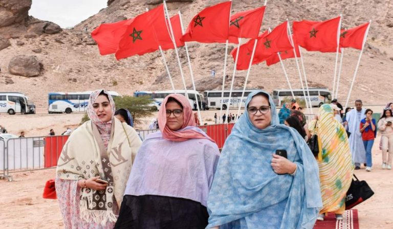 ساكنة الداخلة تتحدى تهديدات البوليساريوا وتحتفي بعيد الإستقلال قرب الجدار العازل