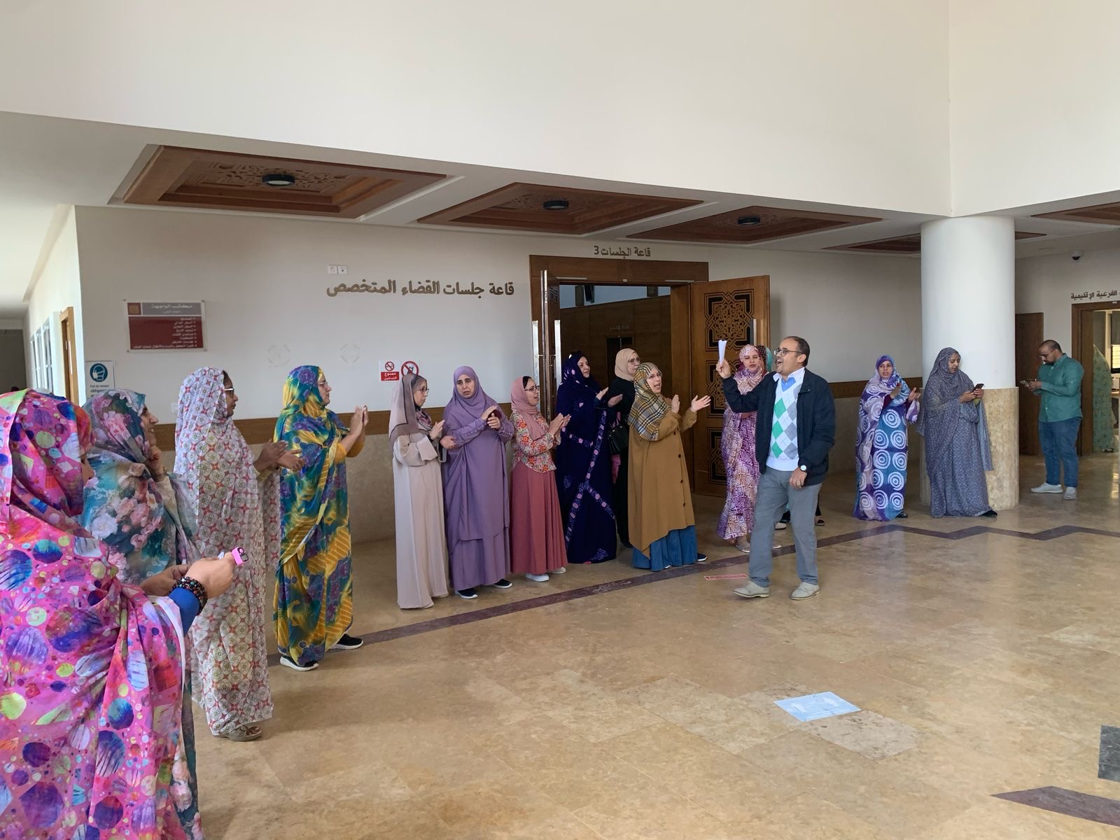 احتقان داخل محكمة الداخلة.. وقفة احتجاجية ضد “تجاوزات” مسؤول قضائي