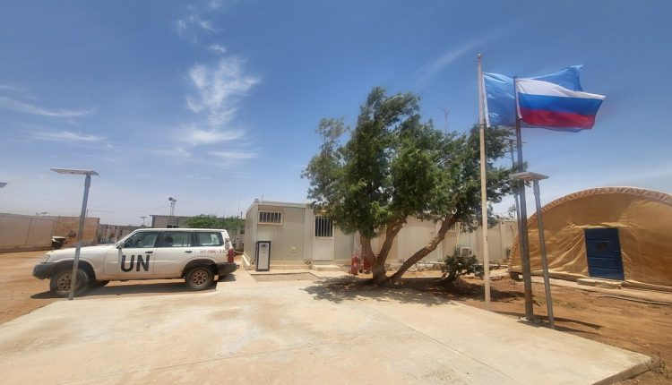 بعثة المينورسو بالصحراء ترفع علم روسيا بمقرها بالعيون