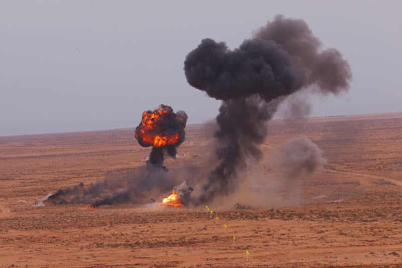 أصوات انفجارات بالداخلة .. الجيش المغربي يتلف مخلفات الحرب بمنطقة العرگوب