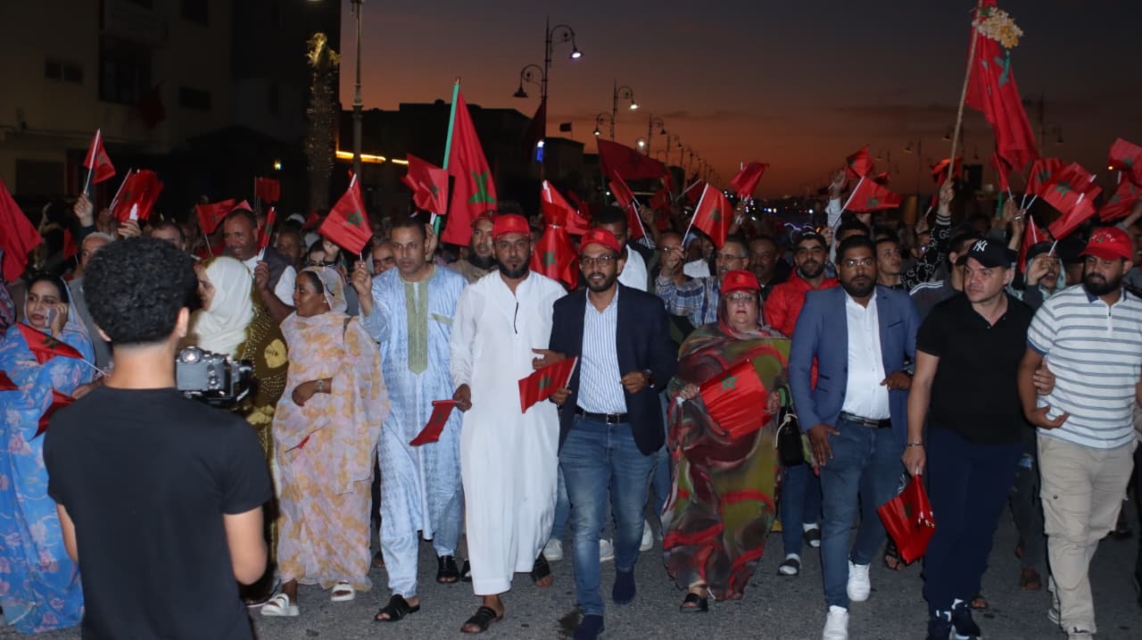 ساكنة الداخلة تعبر عن فرحها بمسيرة كبرى احتفاءً بقرار مجلس الأمن الداعم لطرح الحكم الذاتي بالصحراء