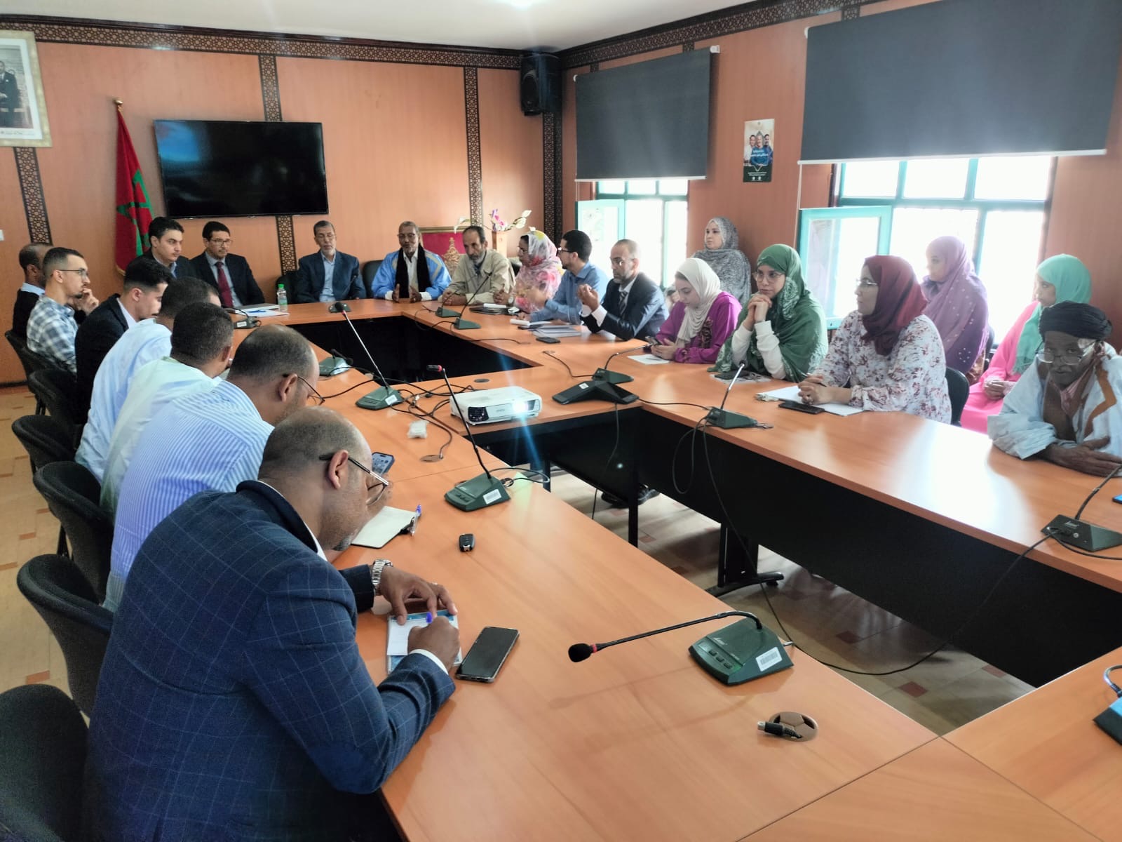 قافلة التعريف بميثاق التجارة الخارجية وميثاق الاستثمار تحط رحالها بمدينة العيون