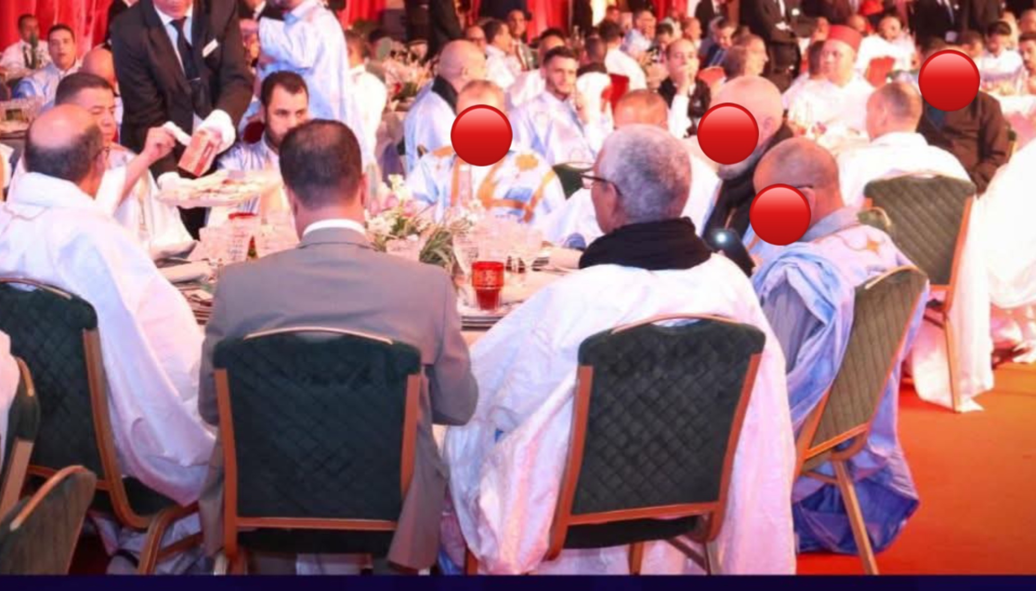 گالك اسيدي شي شيخ ممثل لقبيلة رونها مع منتخب ممثل للساكنة فغذاء منظمو الوالي .. واجي نشوفو اشوقع وعلاش تناگرو 