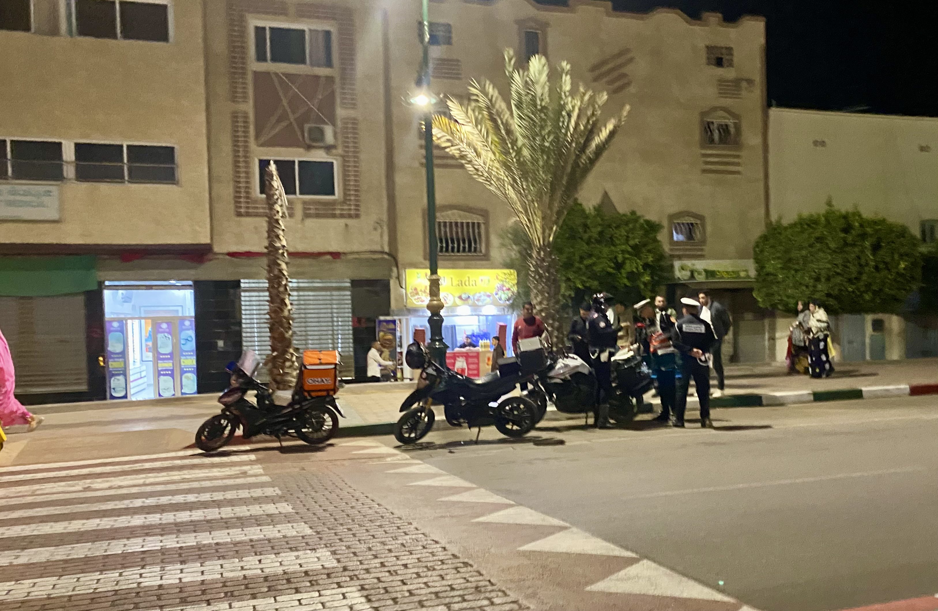 في اطار حرصه الدائم على ضمان سلامة المرورية .. أمن العيون يشن حملة لمراقبة الدراجات النارية بشارع السمارة