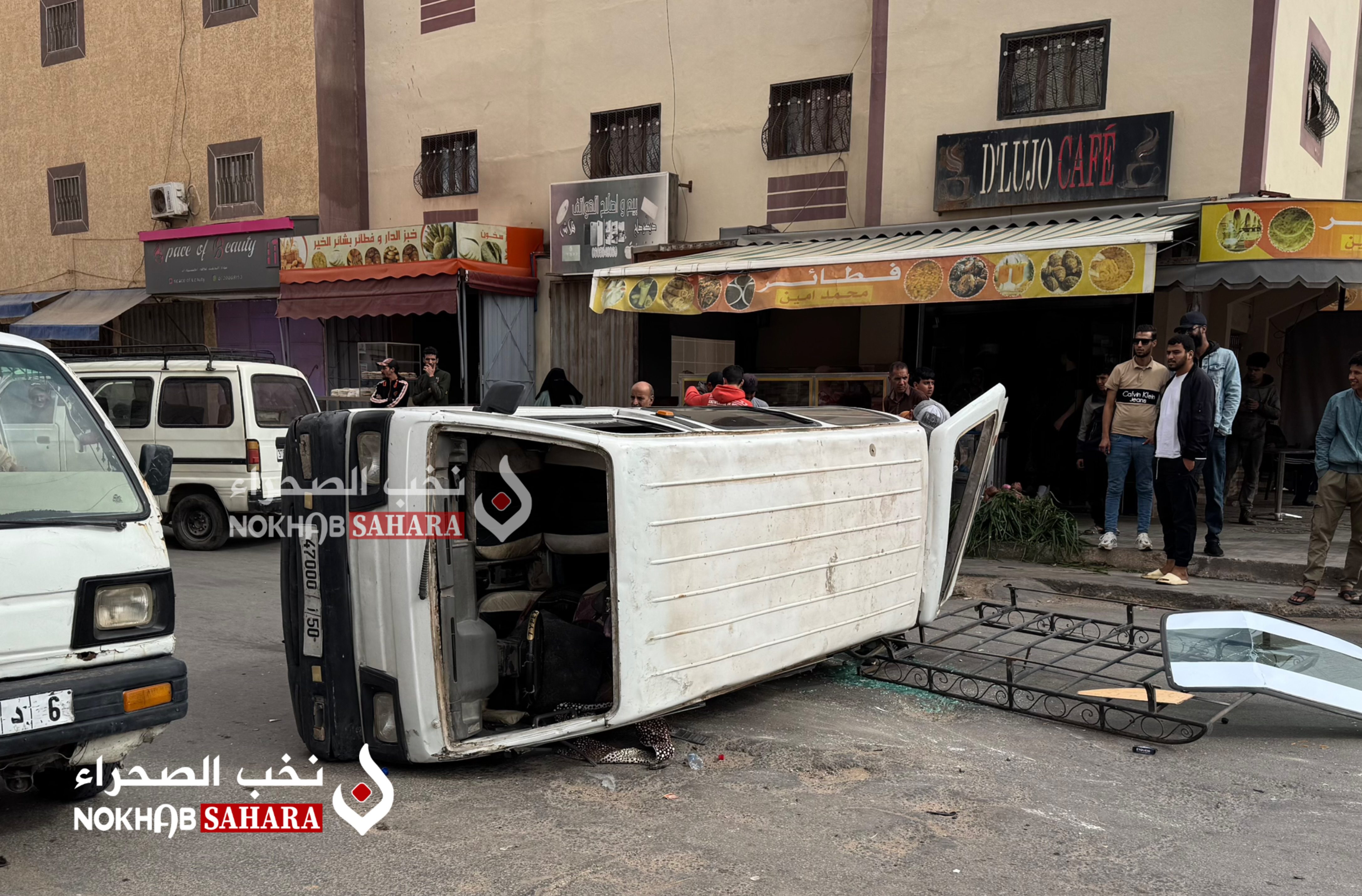 انقلاب سيارة للنقل السري بشارع العودة دون تسجيل خسائر بشرية