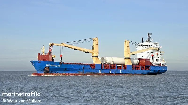 أسبوعان دون حراك قبالة سواحل العيون .. ماذا يحدث على متن سفينة “BBC GREENLAND” العملاقة الثابتة قبالة سواحل العيون