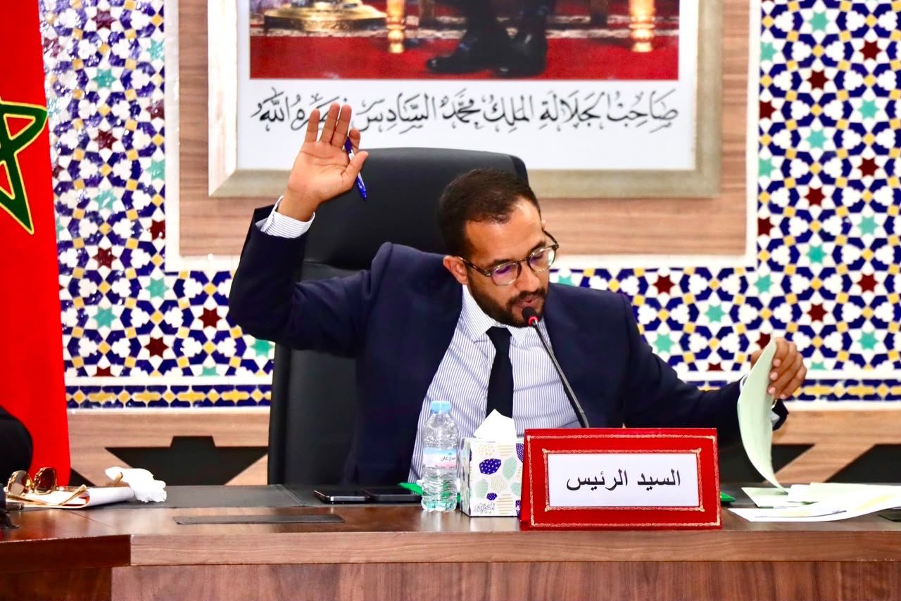 مجلس جماعة الداخلة يعقد دورة استثنائية ويصادق بالإجماع على أربع نقاط هامة