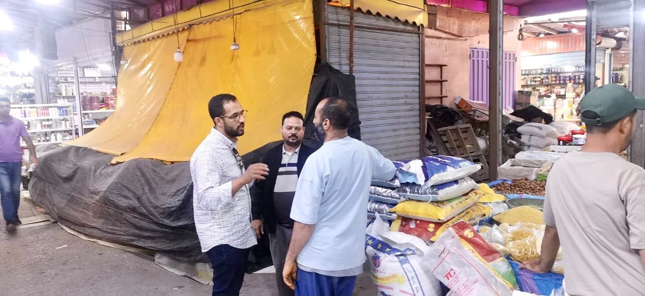 تمهيداً لإعادة بناء سوق السلام .. حرمة الله ينزل إلى الميدان ويستمع لتجار الداخل