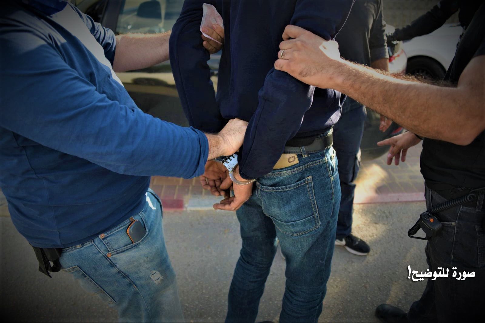 فعز الانتخابات وشعارات النهوض بأوضاع الشباب .. بوليس العيون اليوم كيشد شاب فعمرو 23 سنة كينتج الماحية وكيبيعها