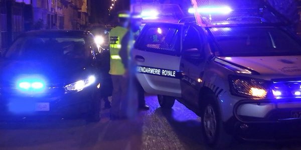 دوريات الدرك الملكي بفم الواد .. سياقة متهورة تنتهي بتوقيف سيارة “داسيا” بشارع الطبلة